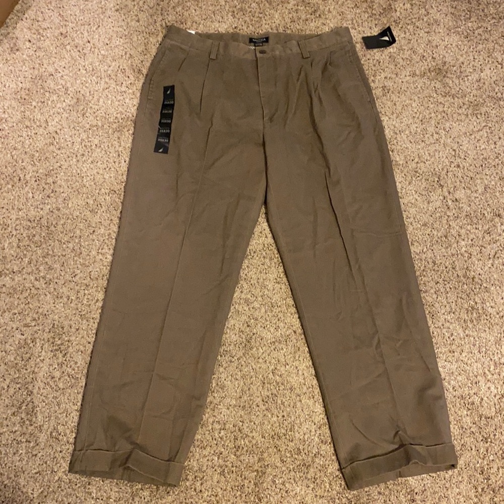 New with tags men’s Nautica pleated pants